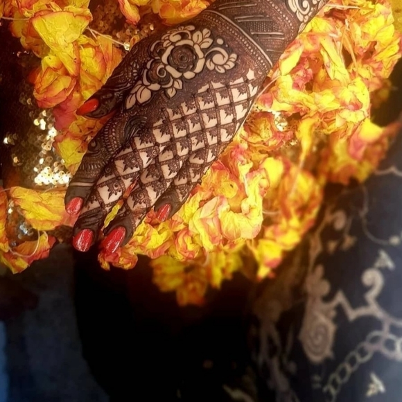 Henna - Picture 6 of 9